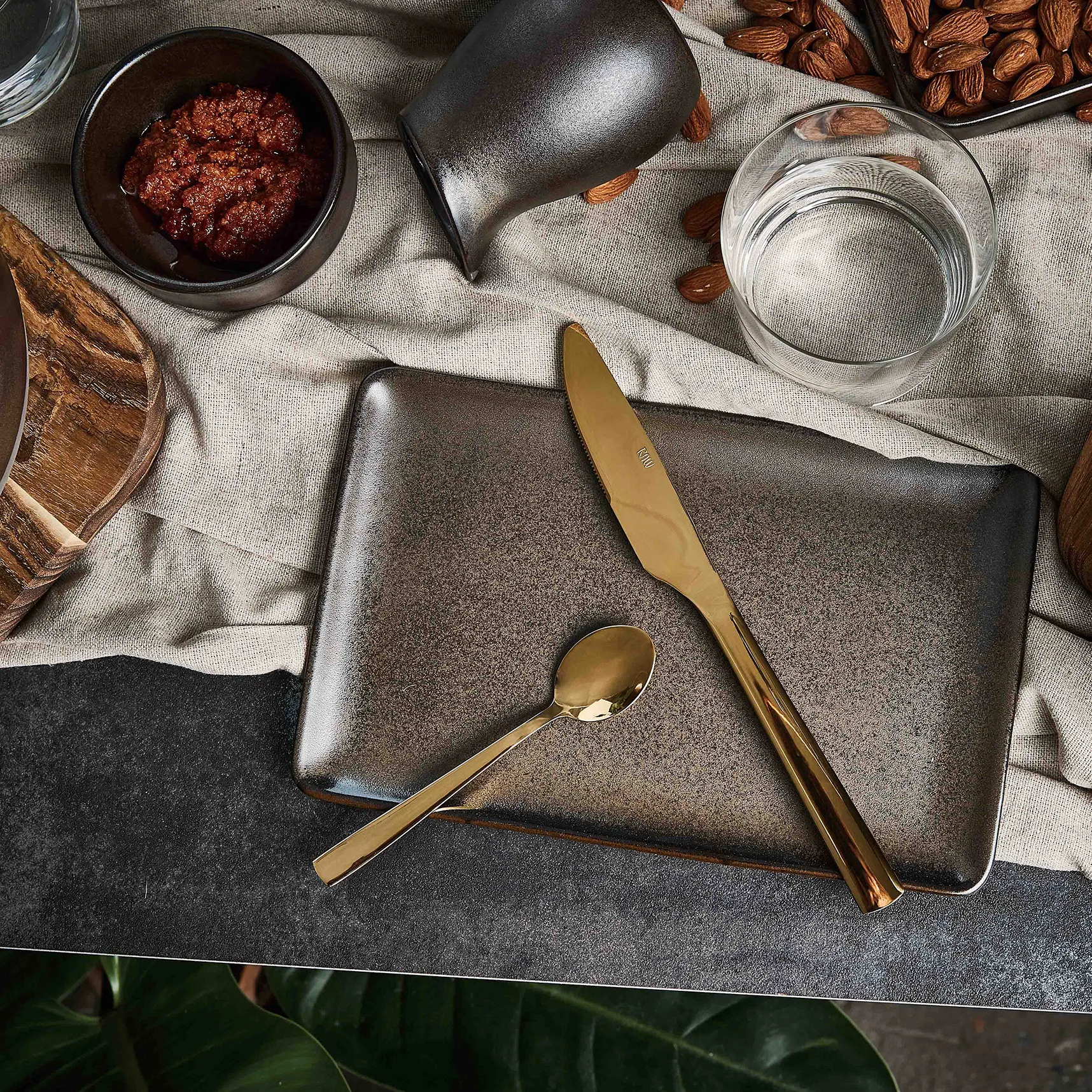 Raw tallerken 23,5x15 cm, Metallic brown Aida