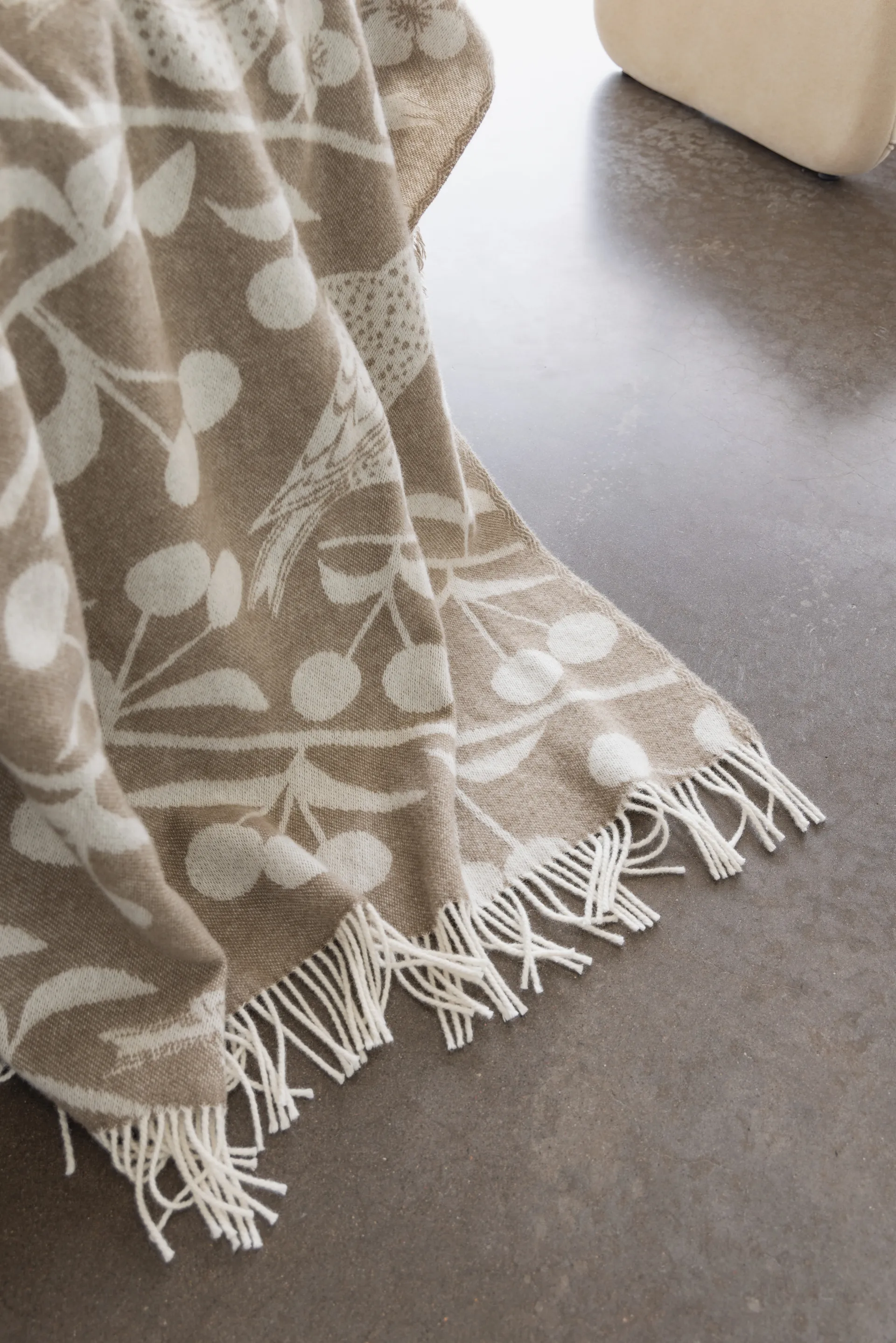 Körsbärsträdgården plaid 130x170 cm, Brun-offwhite Almedahls