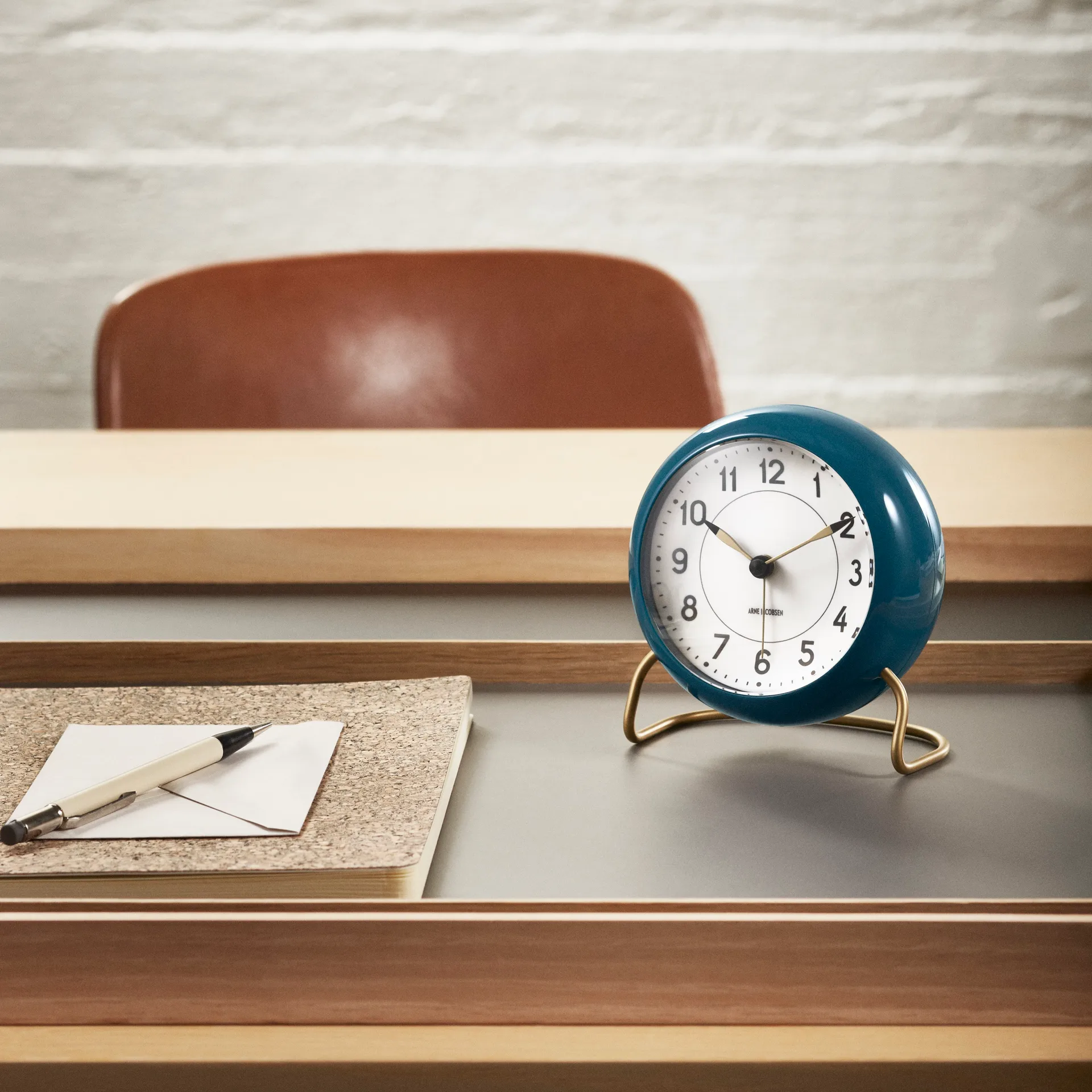 AJ Station bordur petrolblå, petrolblå Arne Jacobsen Clocks