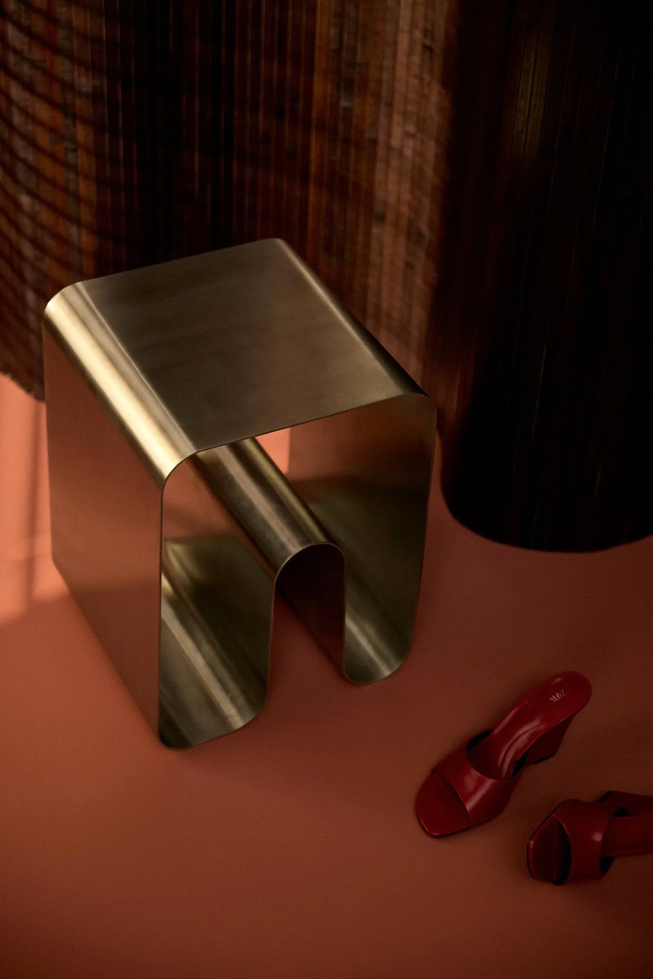 Curva solid skammel, Silver, 32x32x43,2 cm AYTM
