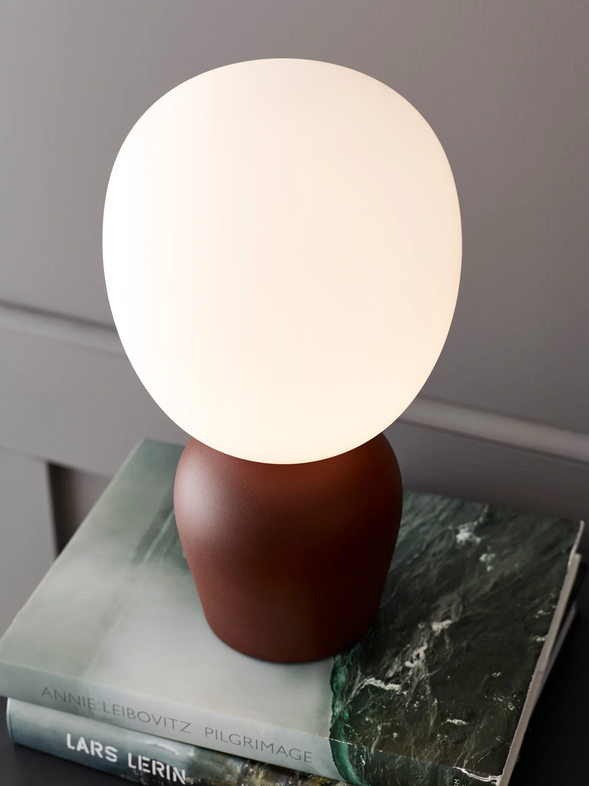 Buddy bordlampe opalglas, Mørk rust (rødbrun) Belid