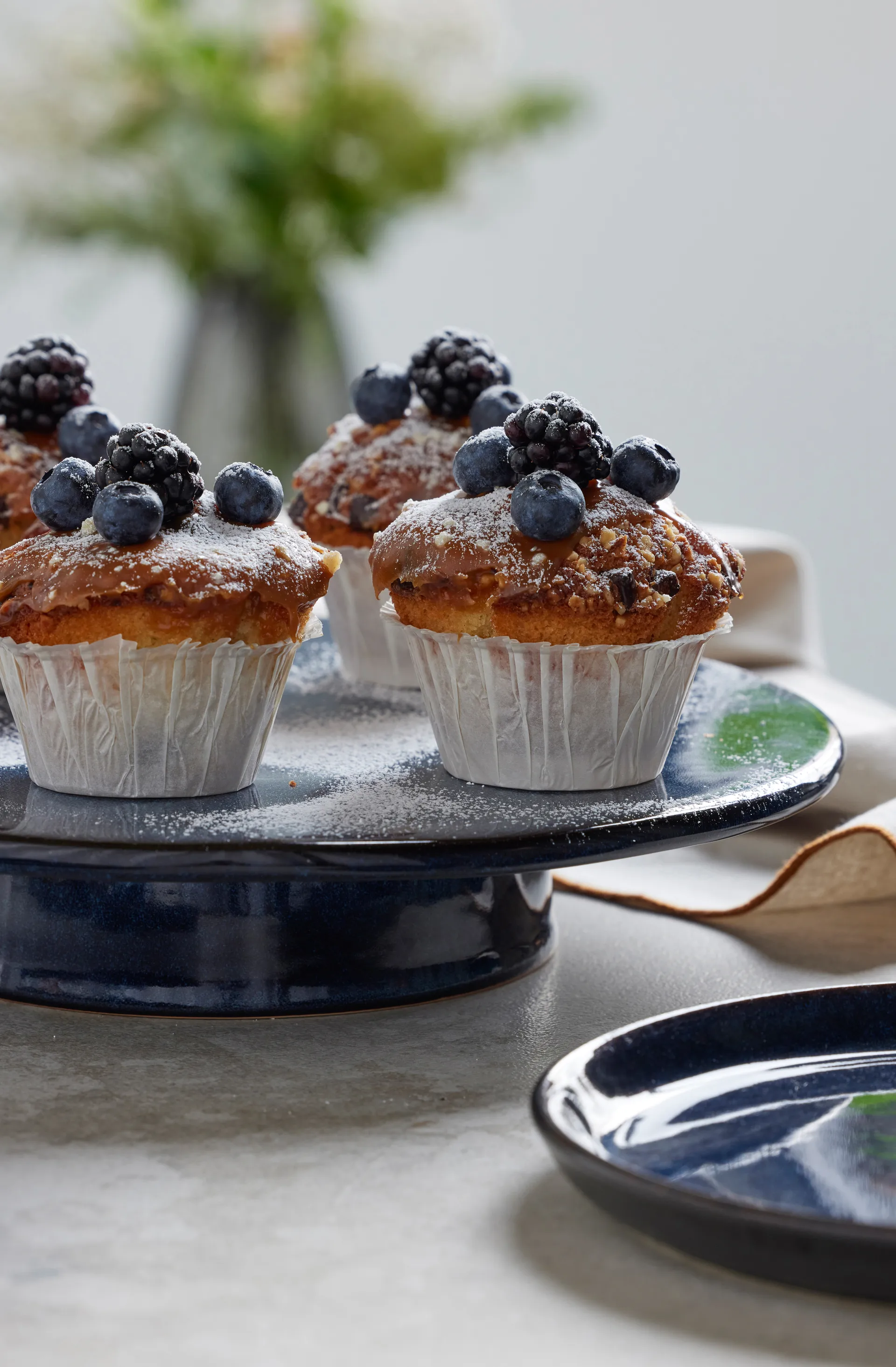 Bitz kagefad på fod Ø30 cm, Mørkeblå Bitz