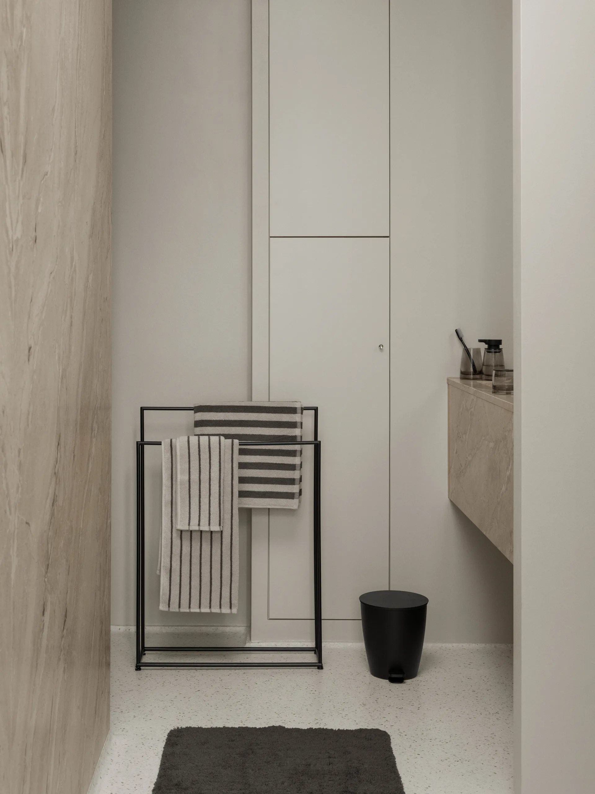 Ava opbevaringsboks, Black blomus