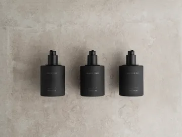 Kirei glasflasker inkl. vægholder 3-pak - Smoke, monteres med skrue - blomus