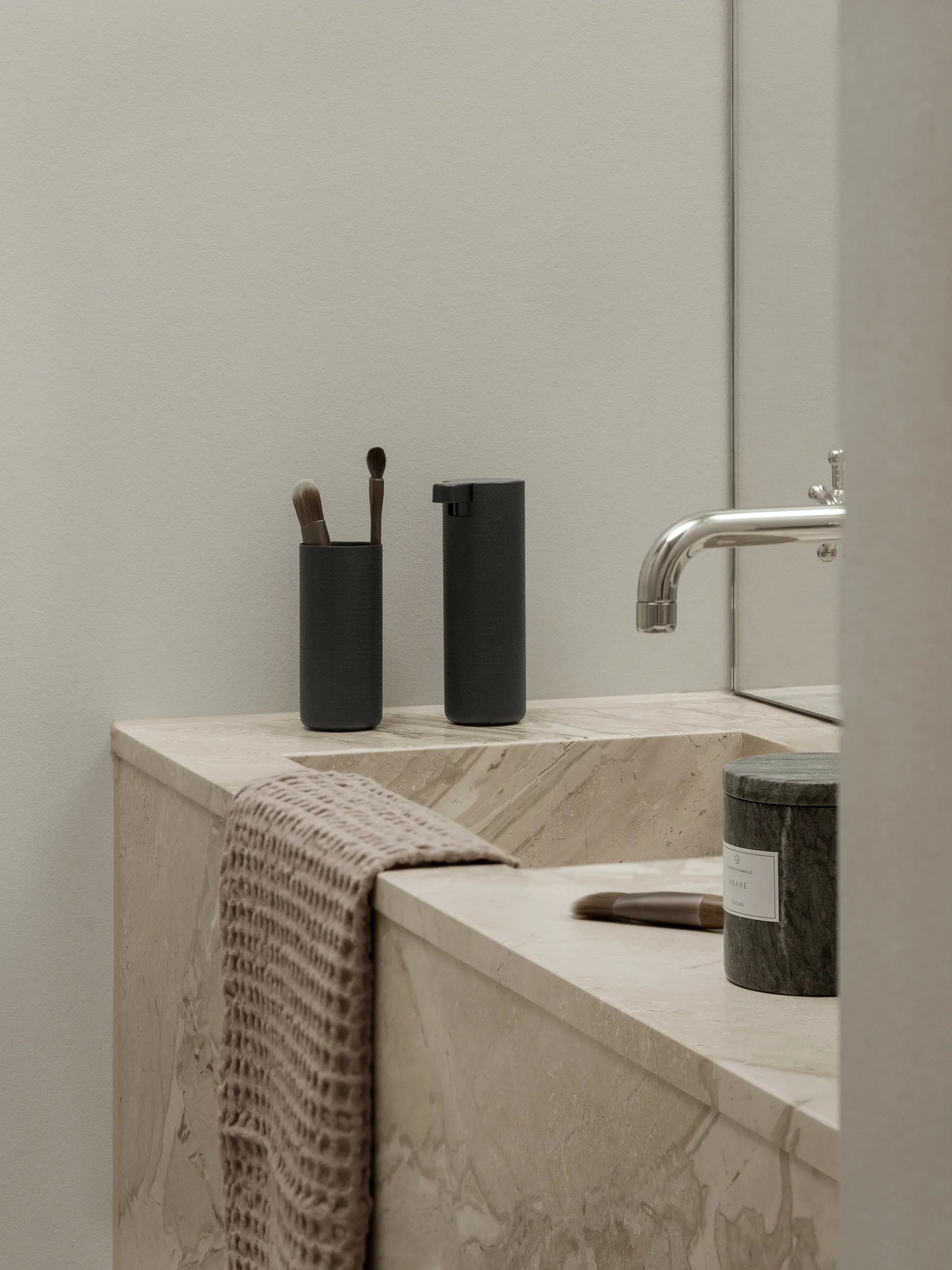 Modo Rof tandbørsteholder, Black, Ø5,5x12 cm blomus