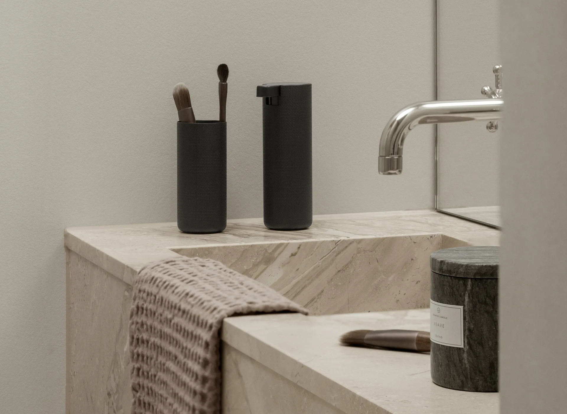 Modo Rof tandbørsteholder, Black, Ø5,5x12 cm blomus