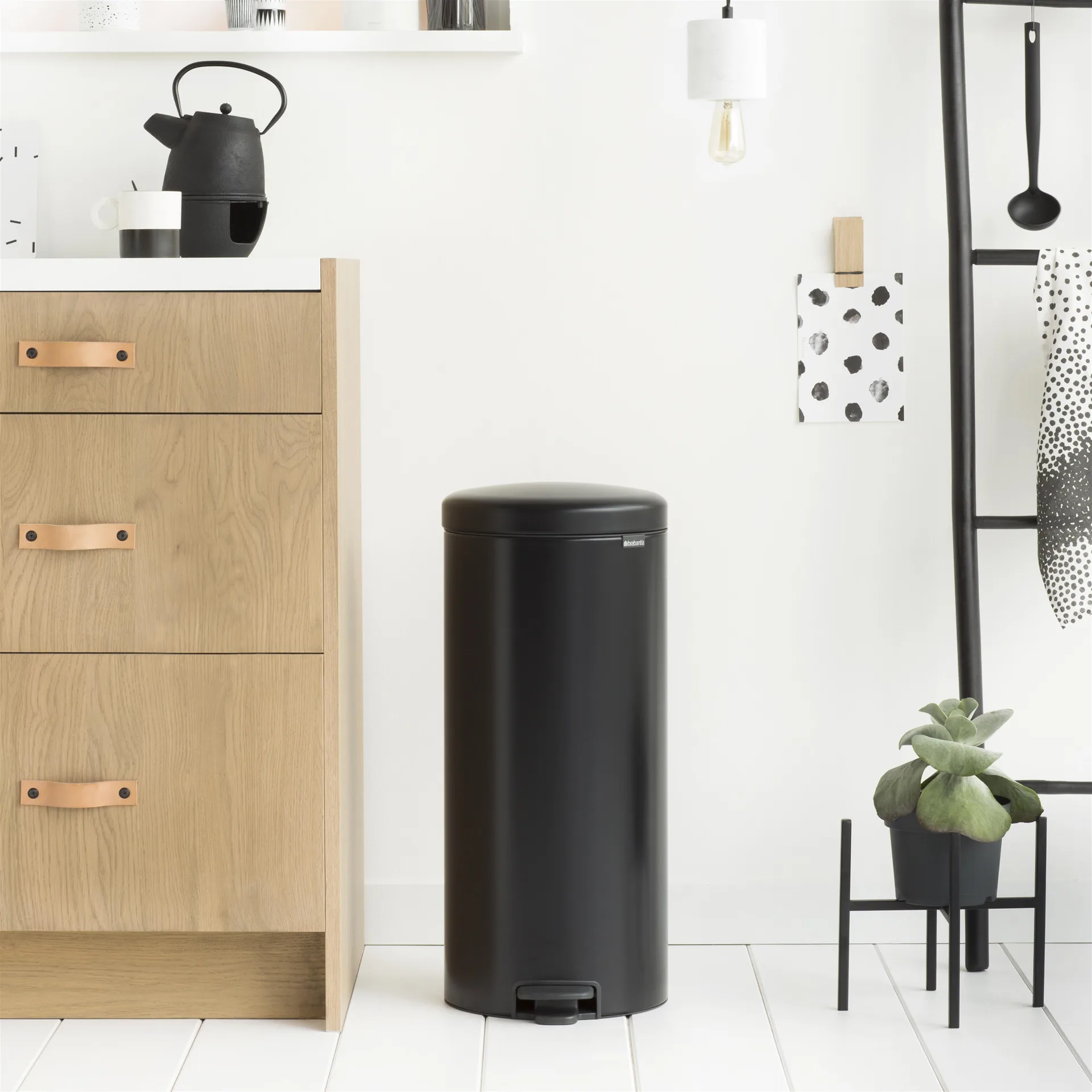 New Icon pedalspand 30 liter, mat black (sort) Brabantia