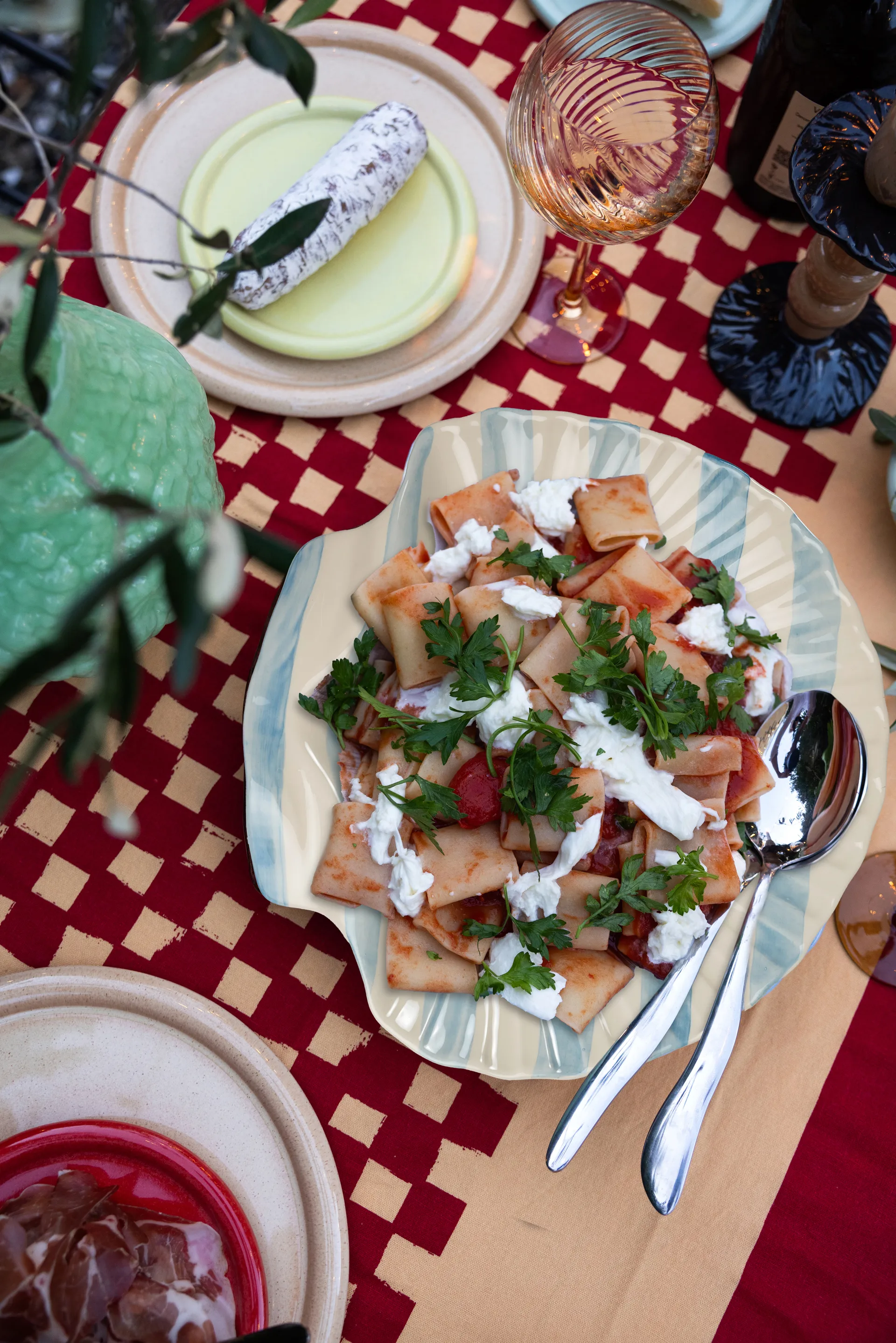 Armona stripe serveringsfad 32x32,5 cm, Lyseblå-hvid Byon