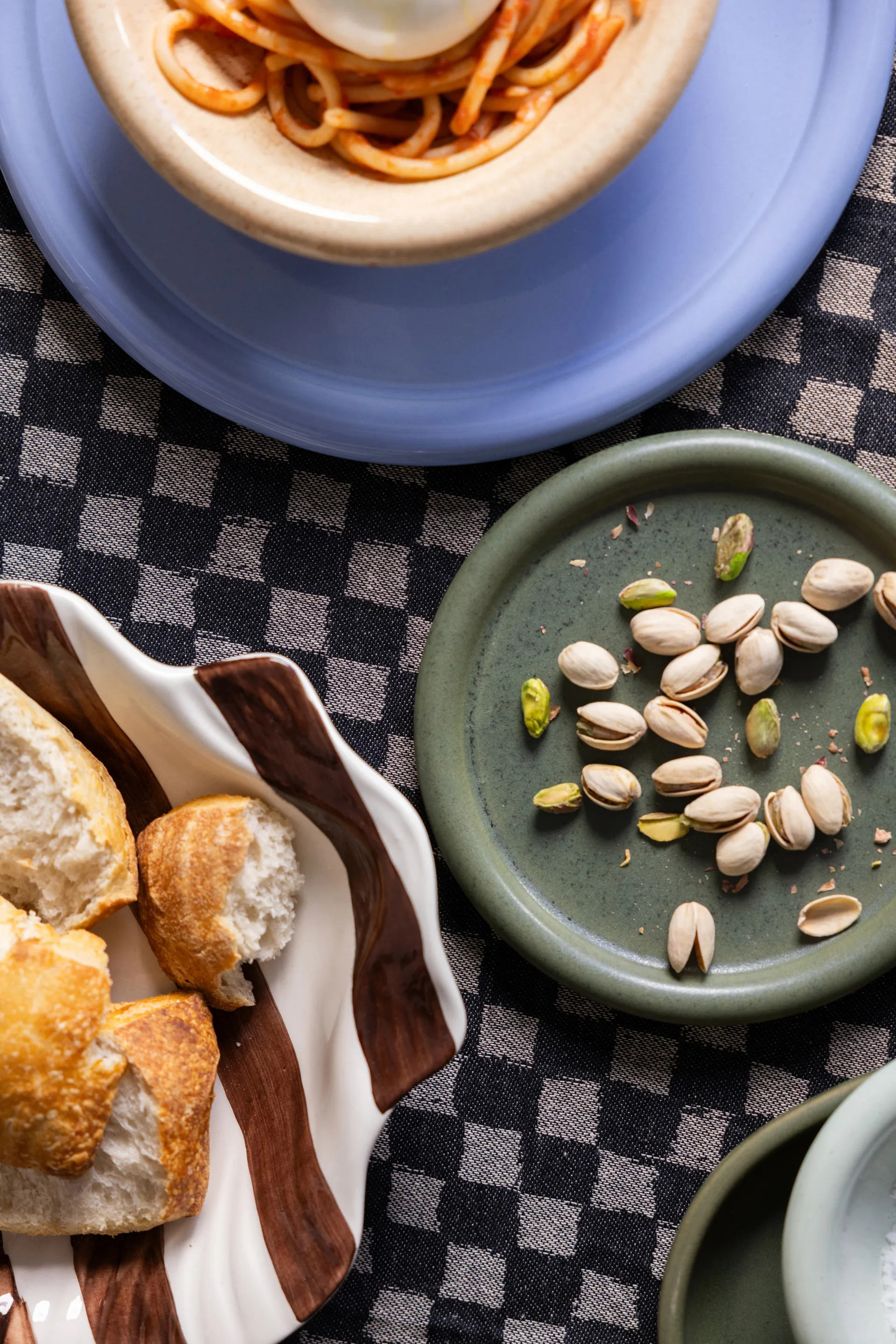 Armona Stripe tallerken 23,5x23,5 cm, Mørkebrun-hvid Byon