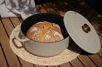 Combekk Enameled støbejernsgryde Ø24 cm - Sand-gold knob - Combekk