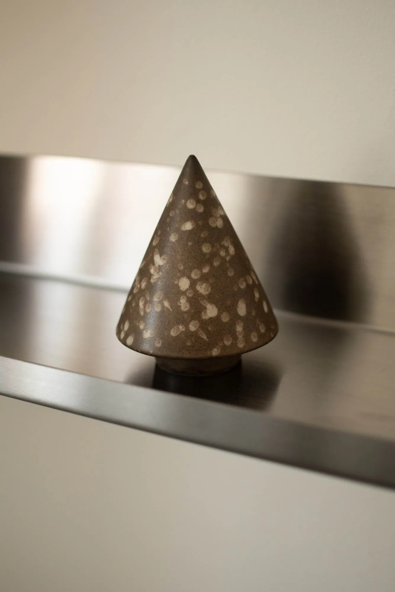 Peak træ dekorationsdetalje, Brown dot, Ø9 cm DBKD