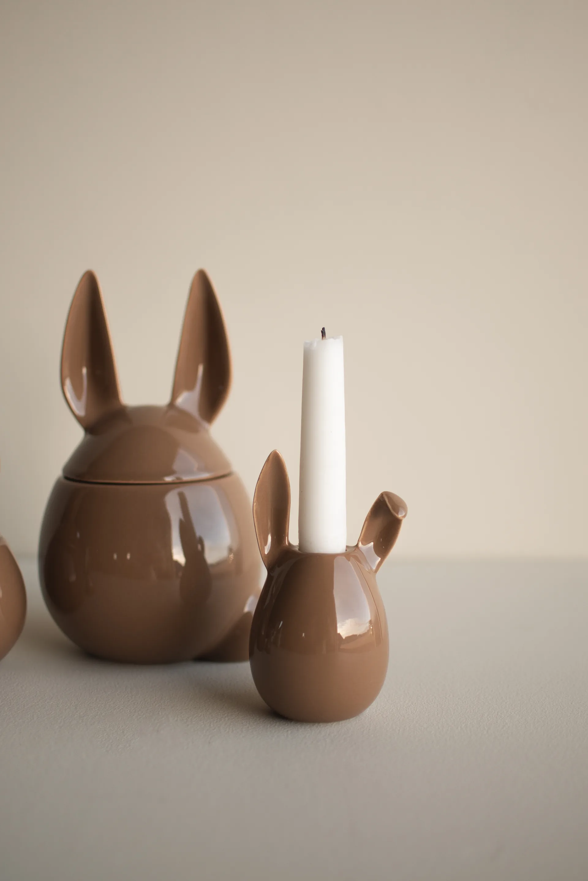 Rabbit lysestage 13 cm, Shiny nougat DBKD
