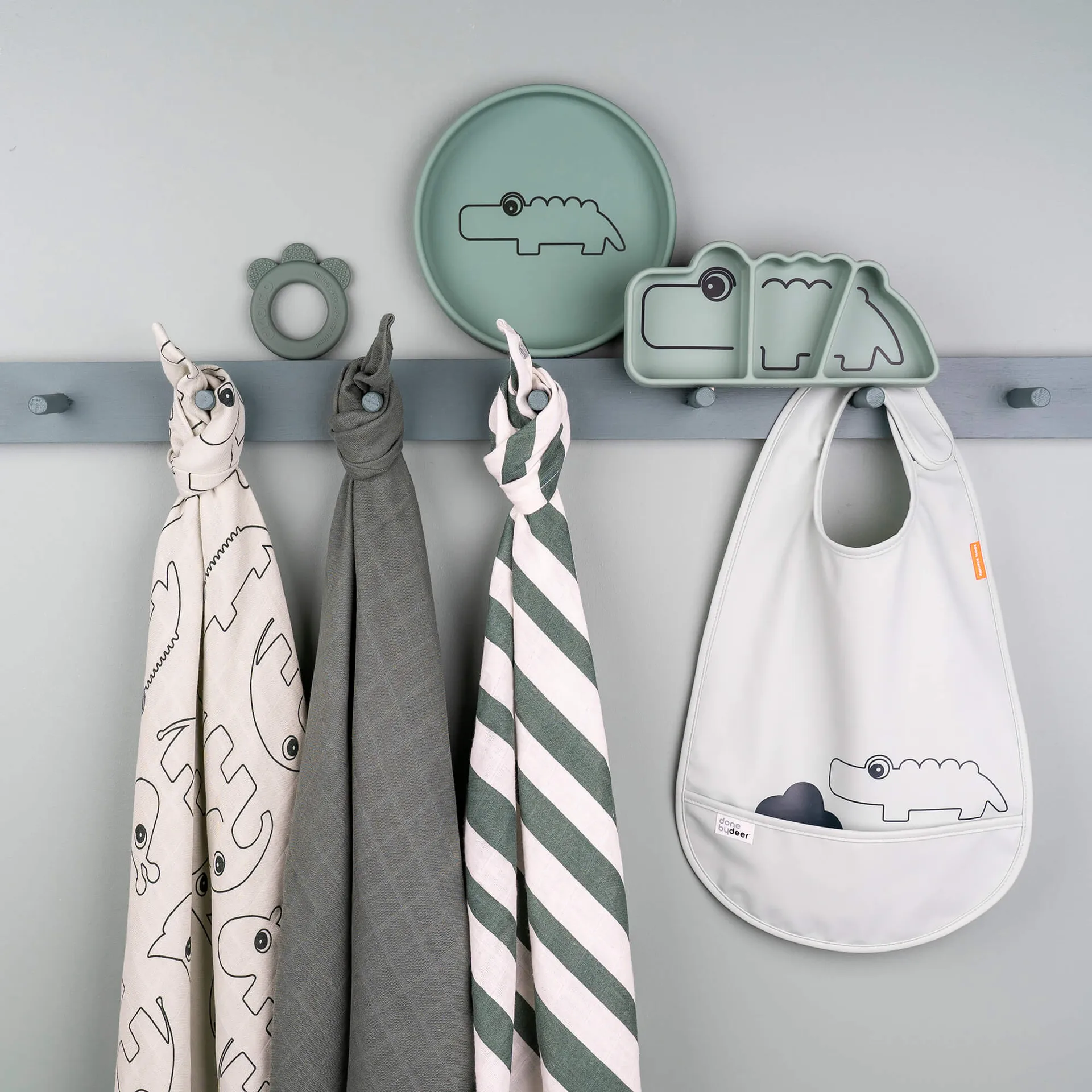 Croco Stick&Stay børnetallerken 9x21 cm, Green Done by deer