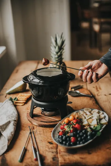 Foni Fondue støbejern emaljeret 21×18,4×9,8 cm - Sort-akacie træplade - Dorre