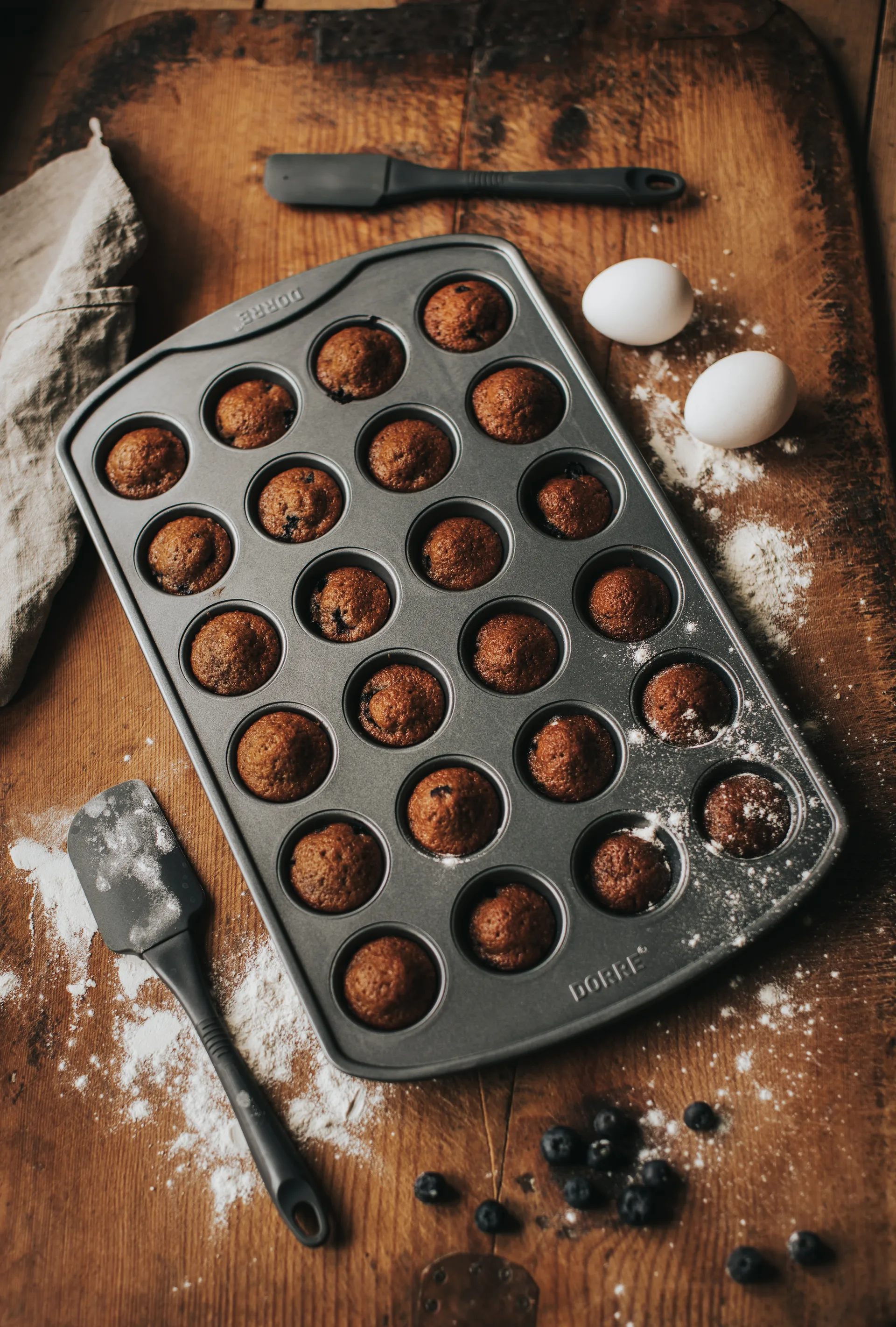 Karabo muffinsform kulstofstål 24 forme, 42,5×26×2,8 cm Dorre