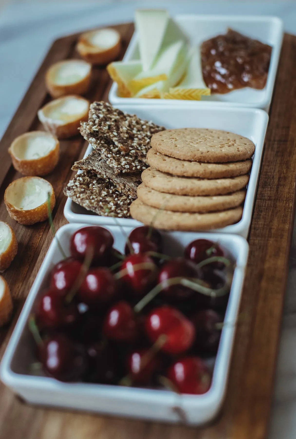 Selina serveringsbakke + skål 4 dele, Akacia-hvidt porcelæn Dorre