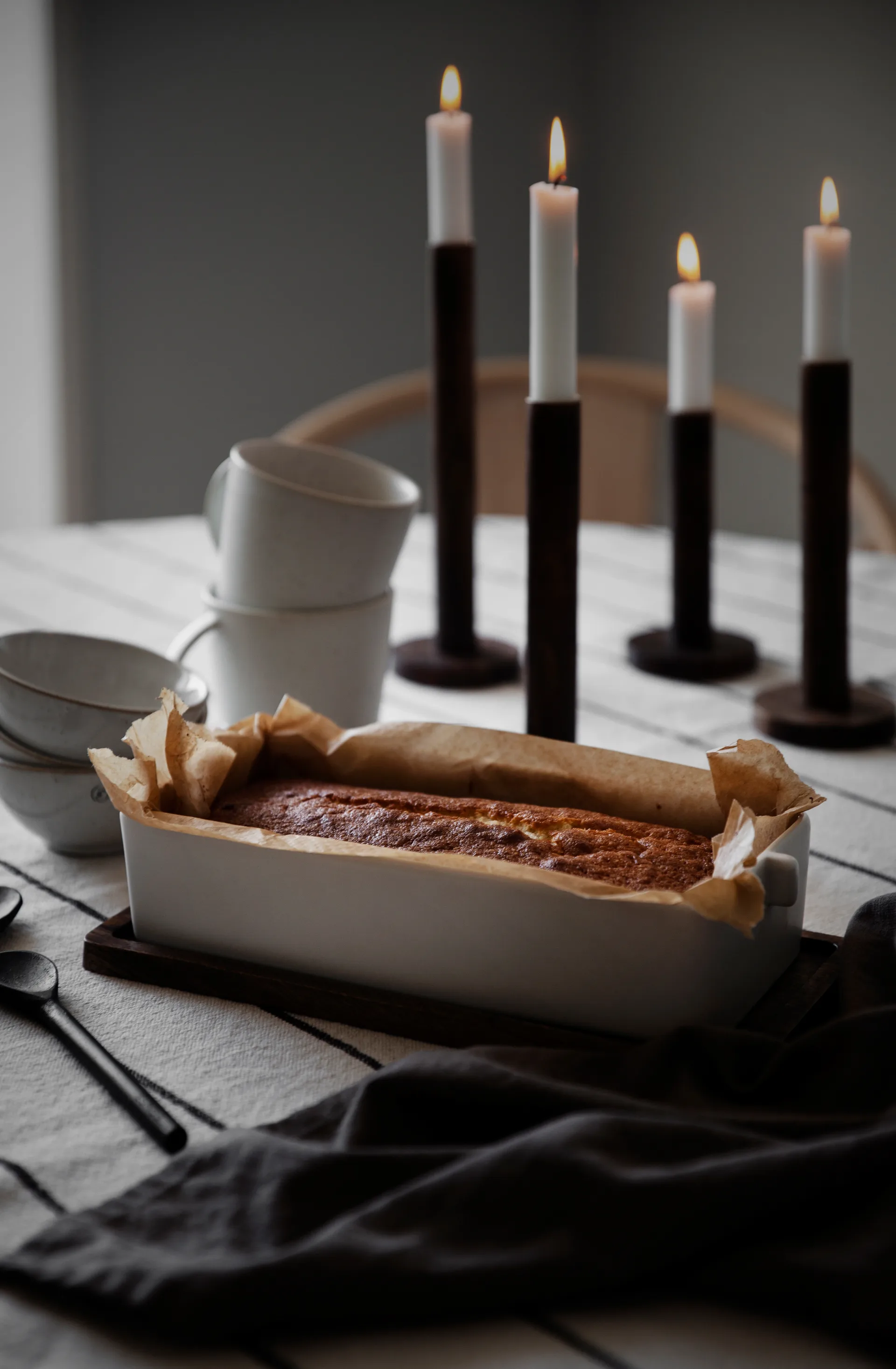 Ernst lysestage i træ 25 cm, Mørkebrun ERNST