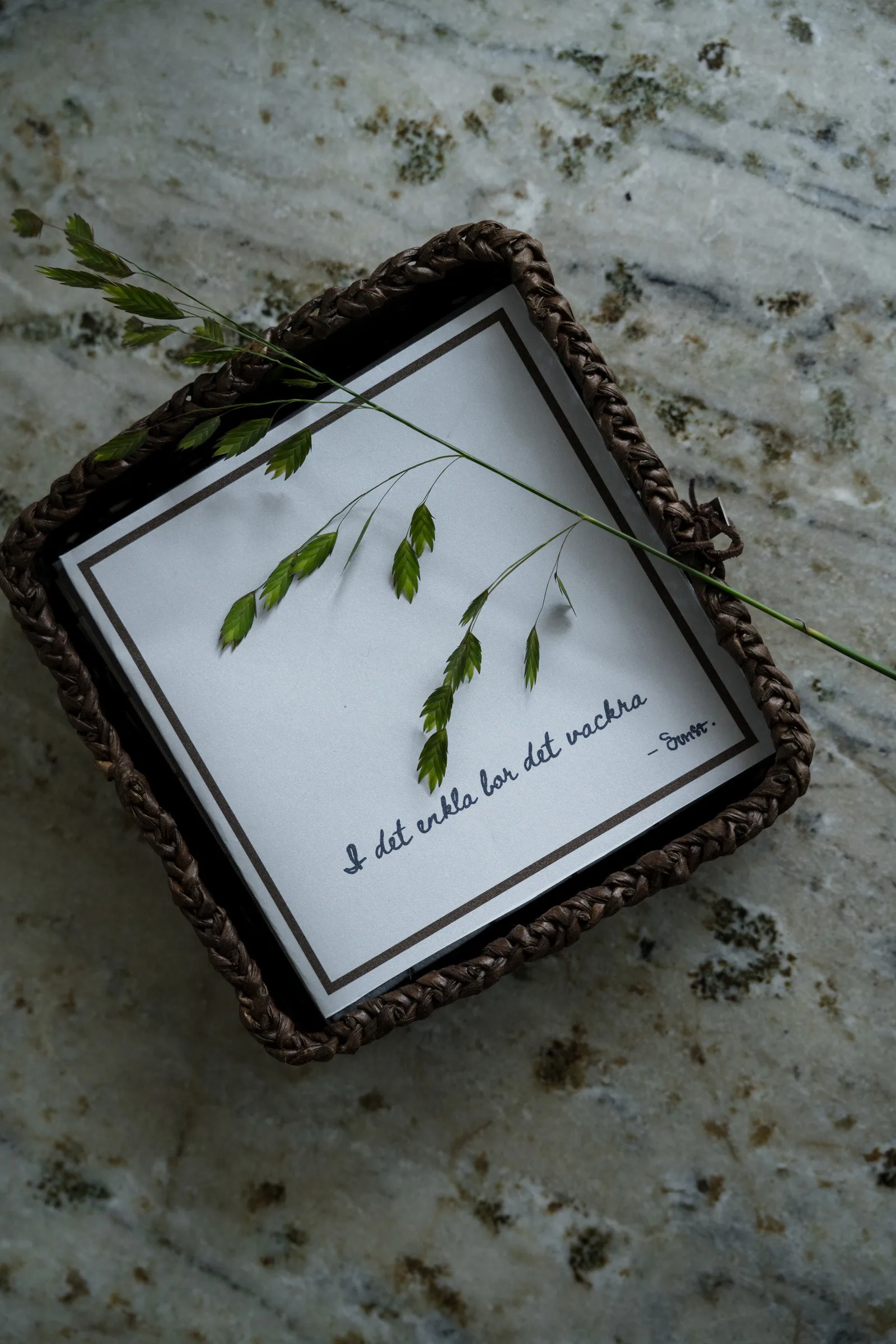 Ernst servietter med citat "I det enkla" 20-pak, Lysegrå ERNST