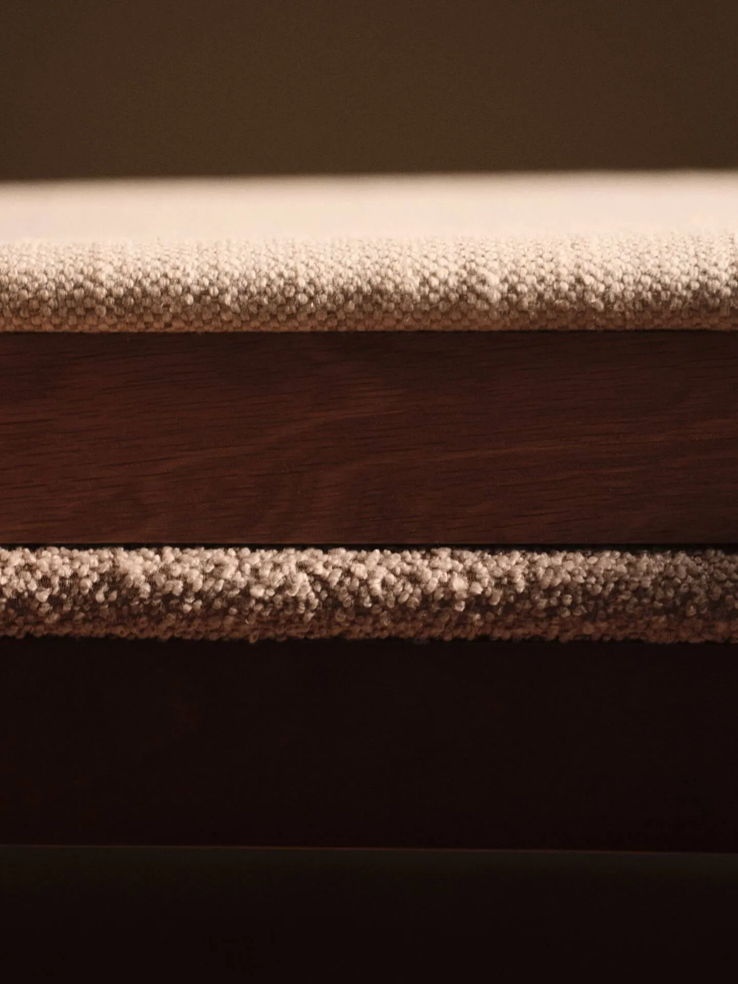 Boda armstol, Polstret sæde soft bouclé, dark stained beech-natural Ferm Living
