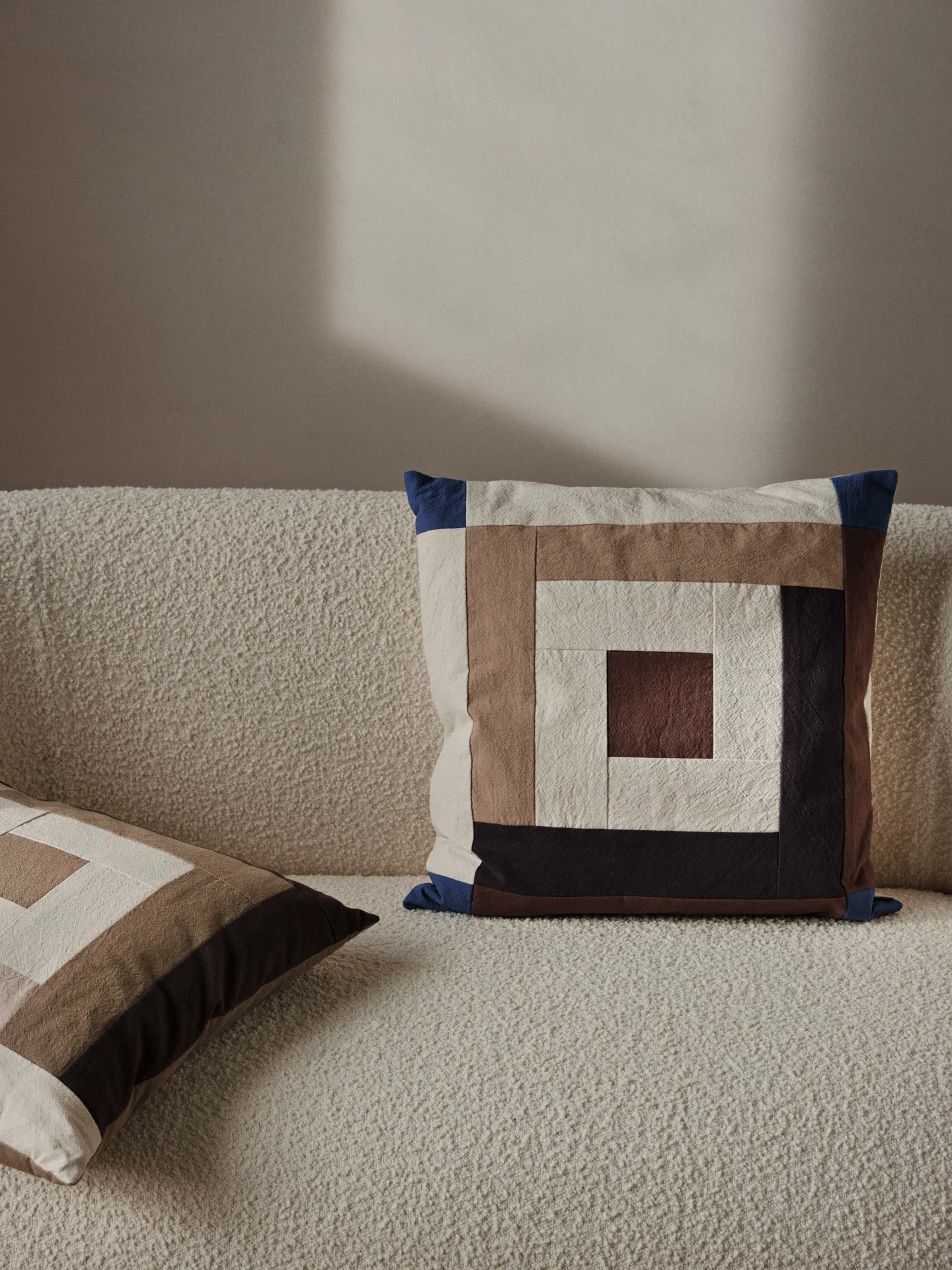Border patchwork pudebetræk 50x50 cm, Carob brown-bright blue Ferm Living