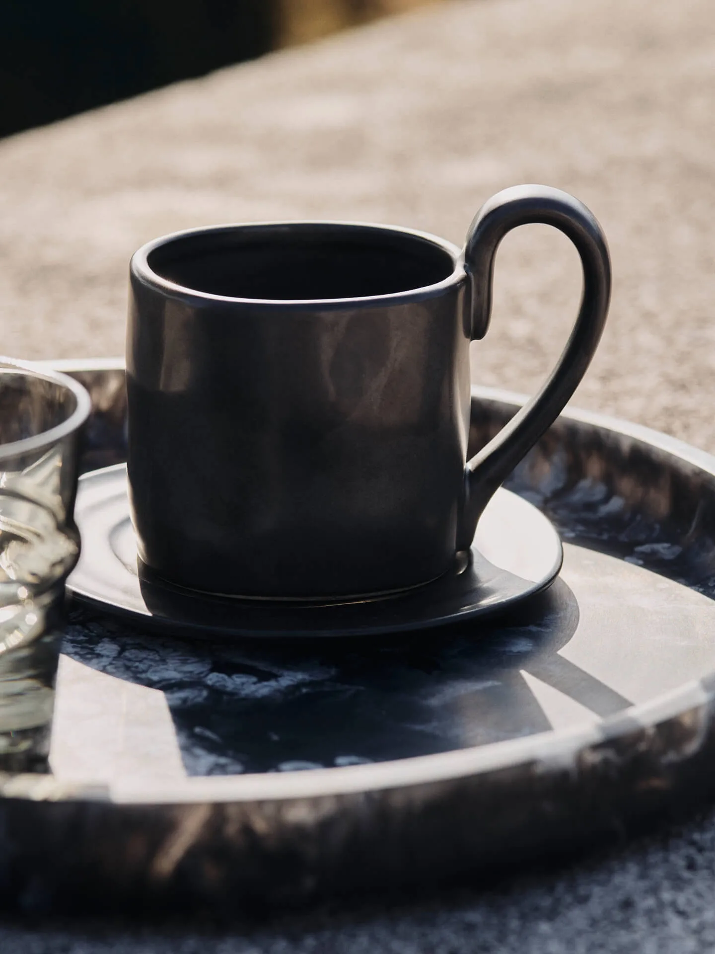 Flow krus med underkop 25 cl, Black Ferm Living