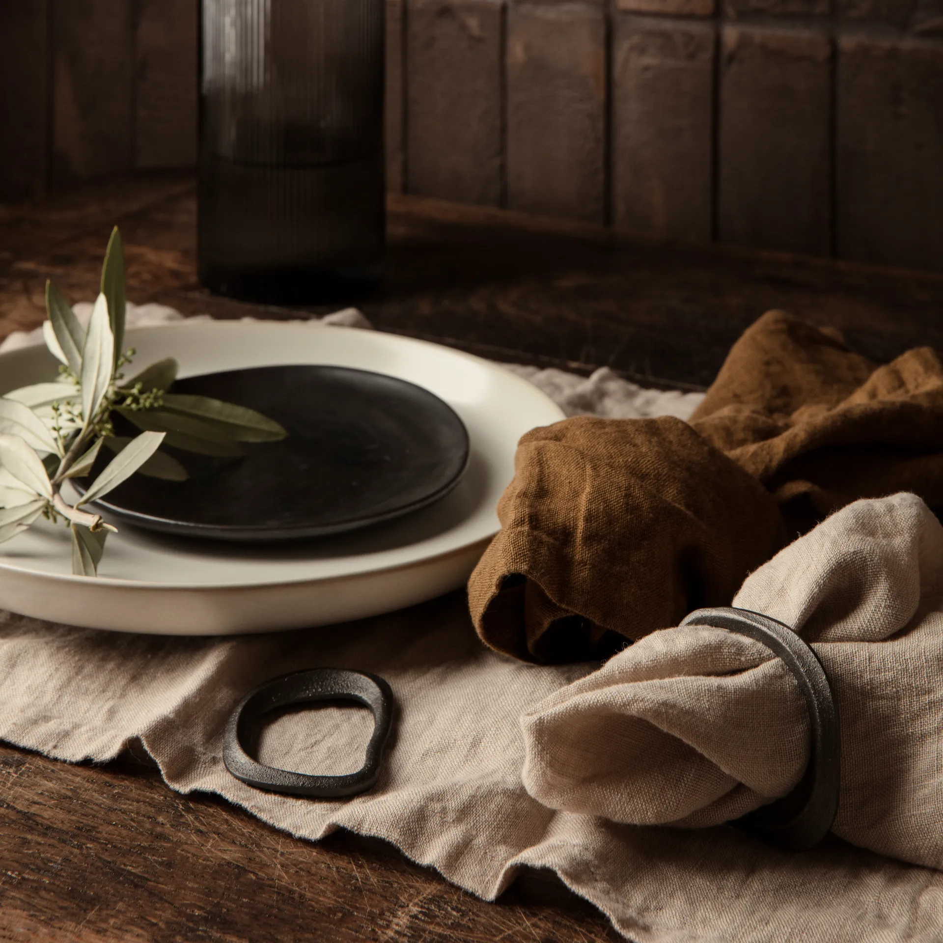 Flow servietring 4-pakke, Sort/Messing Ferm Living