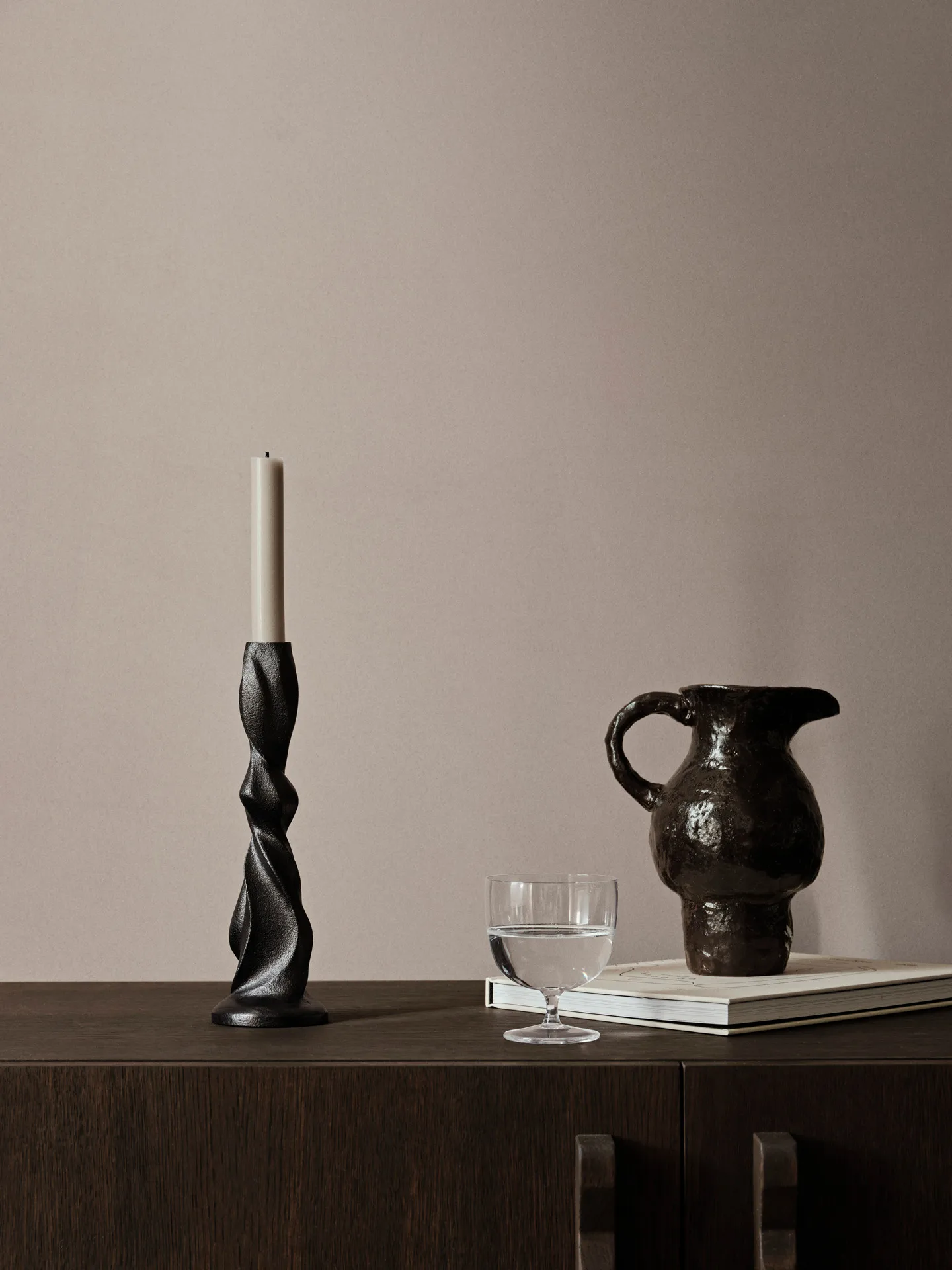 Gale lysestage 25 cm, Blackened Aluminium Ferm Living