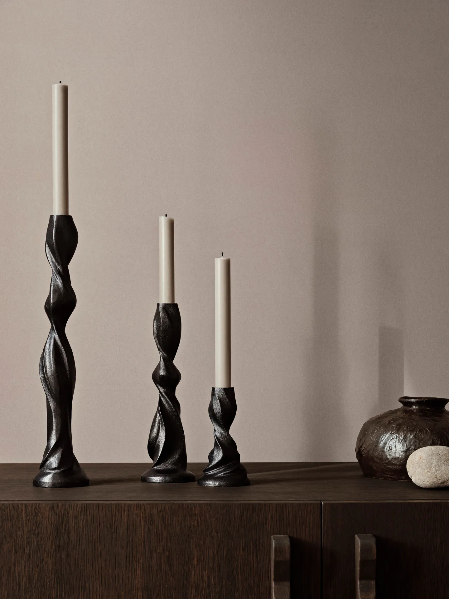 Gale lysestage 25 cm, Blackened Aluminium Ferm Living