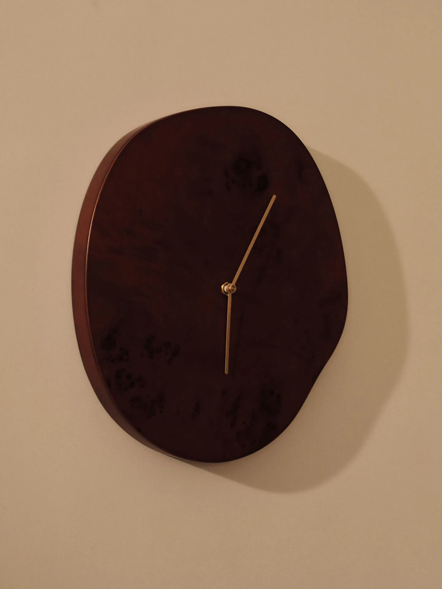 Melt vægur 28x33 cm, Dark stained burl Ferm Living