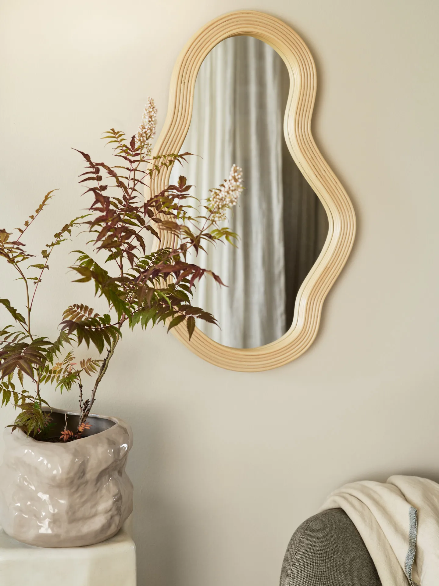 Pond spejl medium, Rattan Ferm Living