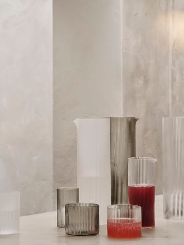 Ripple vandkaraffel 1,12 L - Smoked grey - Ferm Living