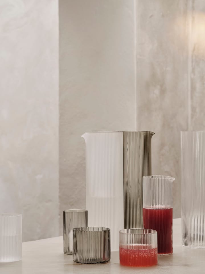 Ripple vandkaraffel 1,12 L, Smoked grey Ferm Living