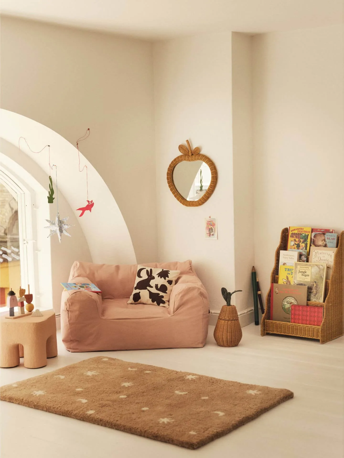 Rivan display bogreol, Natural, 42x35x65 cm Ferm Living