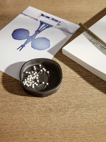 Yama bakke rund 8,3x8,9 cm
 - Sværtet aluminium - Ferm Living