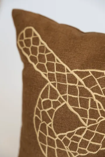 Knop pyntepude - Brun-guld-blå, 27x40 cm - Fine Little Day