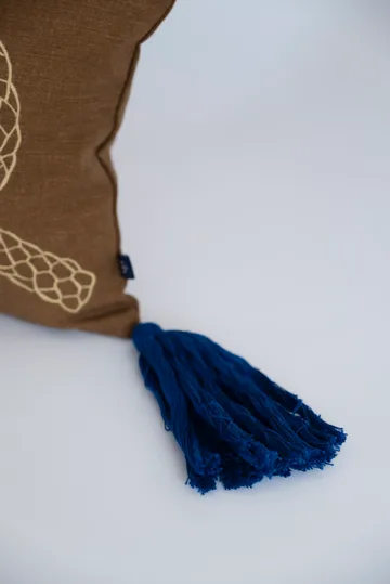 Knop pyntepude - Brun-guld-blå, 27x40 cm - Fine Little Day