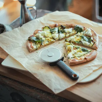 Functional Form pizzahjul - Sort, med bladbeskytter - Fiskars
