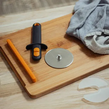 Functional Form pizzahjul - Sort, med bladbeskytter - Fiskars