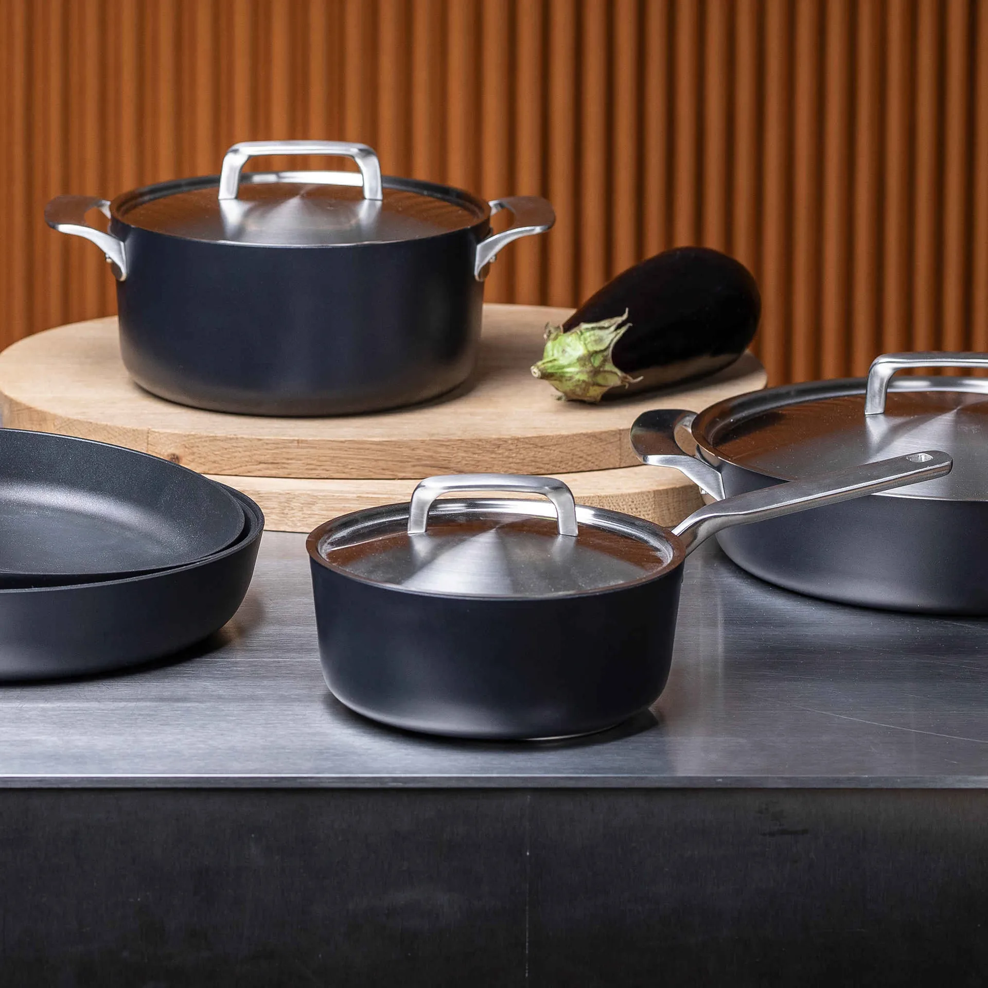 Rotisser sauterpande med høje kanter, 24 cm Fiskars