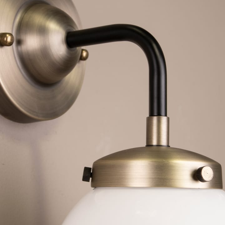 Alley 1 væglampe IP44, Antikmessing/Hvid Globen Lighting