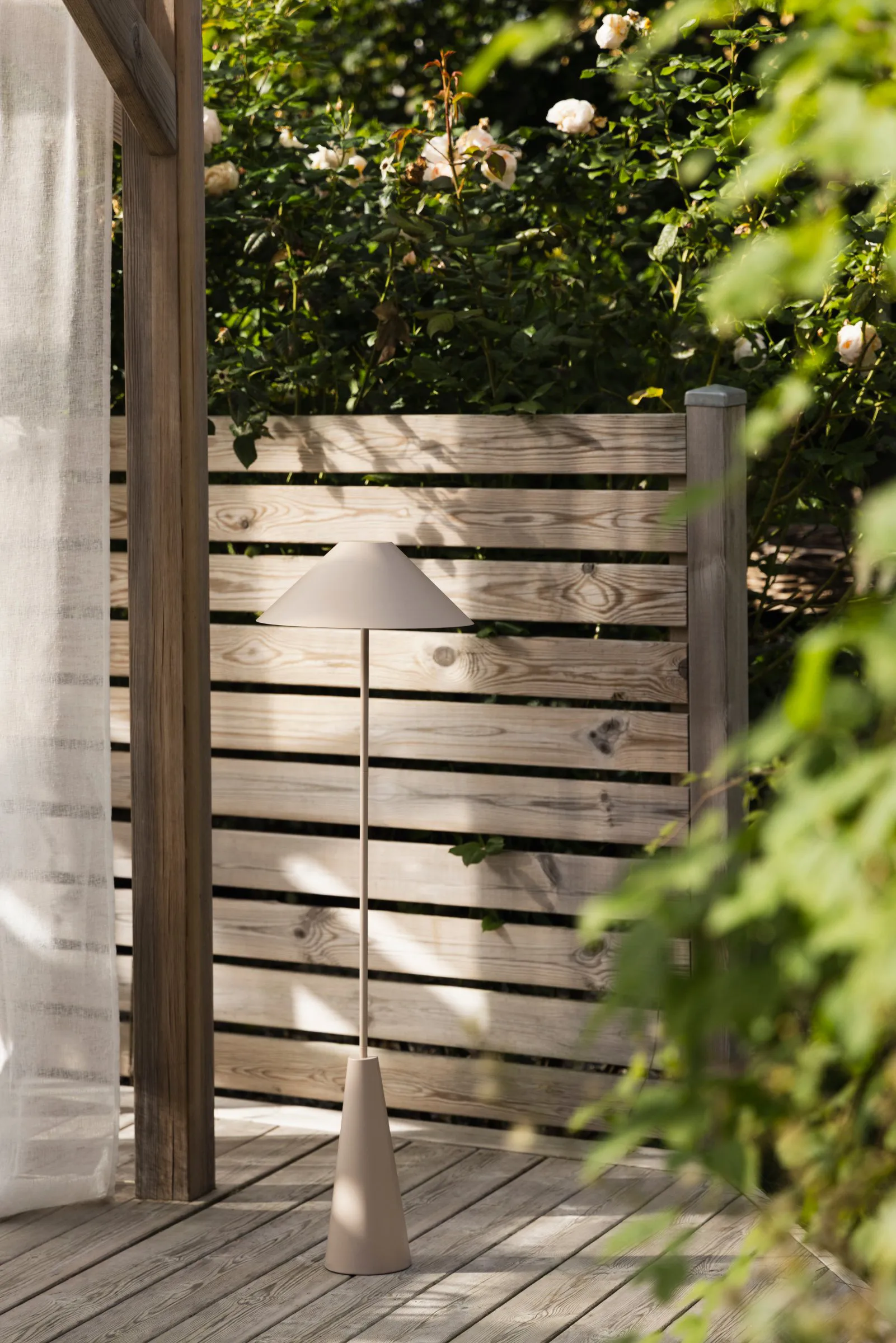 Cannes gulvlampe portabel, Mud Globen Lighting