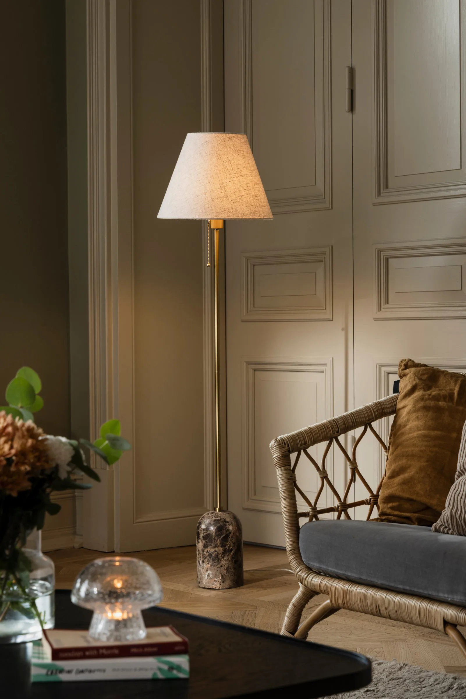 Gino gulvlampe, Brun marmor Globen Lighting