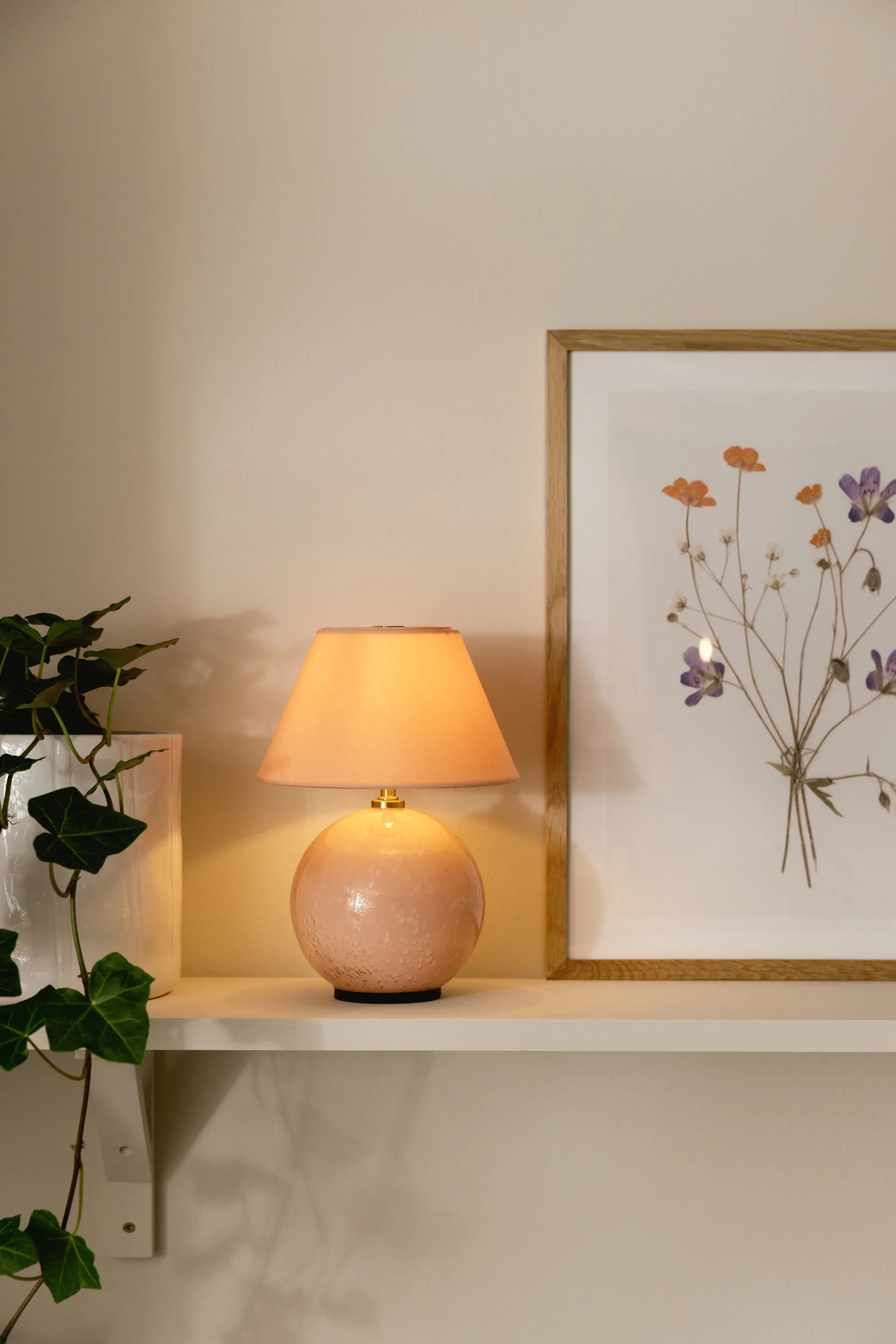 Iris 16 portabel bordlampe, Blush Globen Lighting