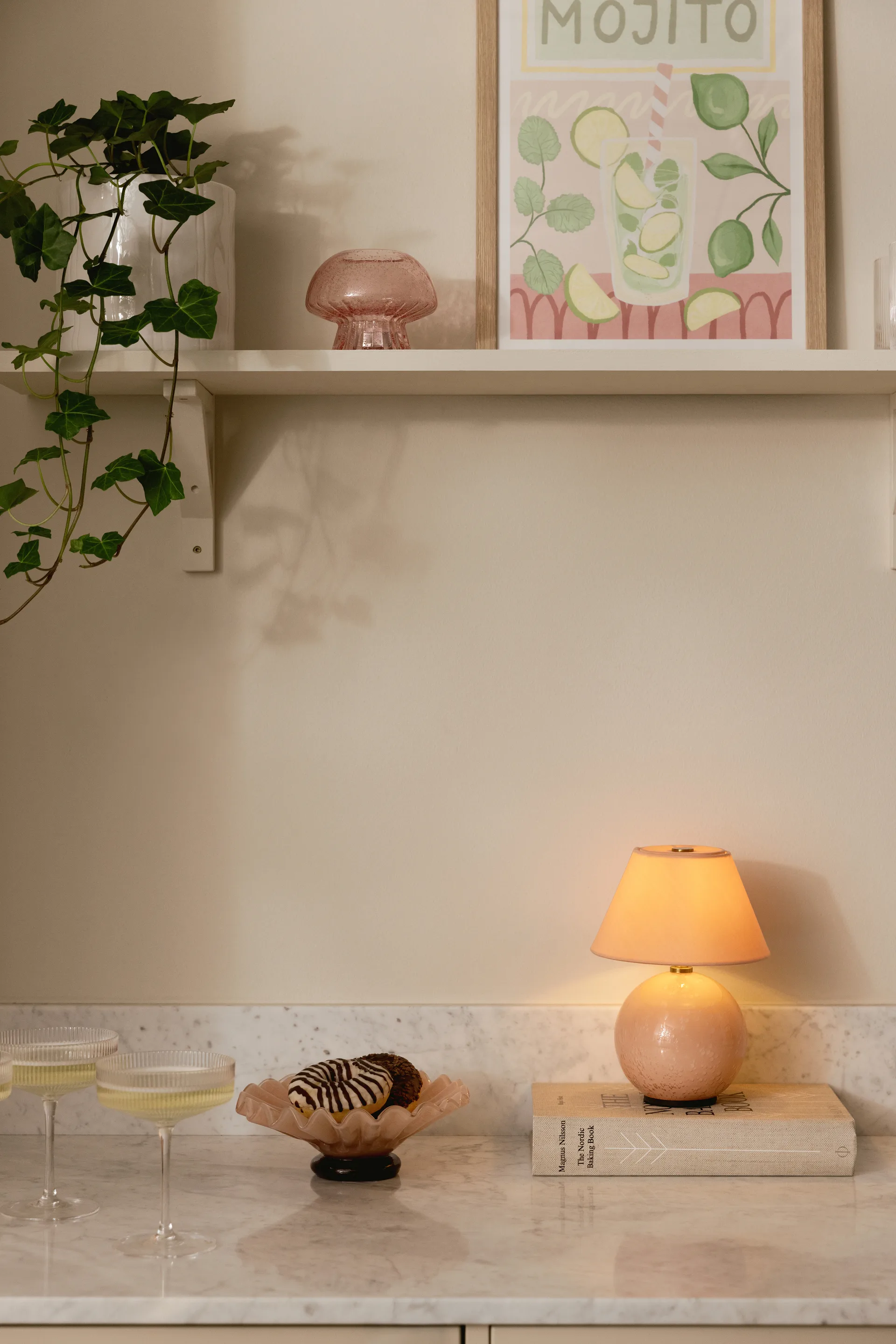 Iris 16 portabel bordlampe, Blush Globen Lighting