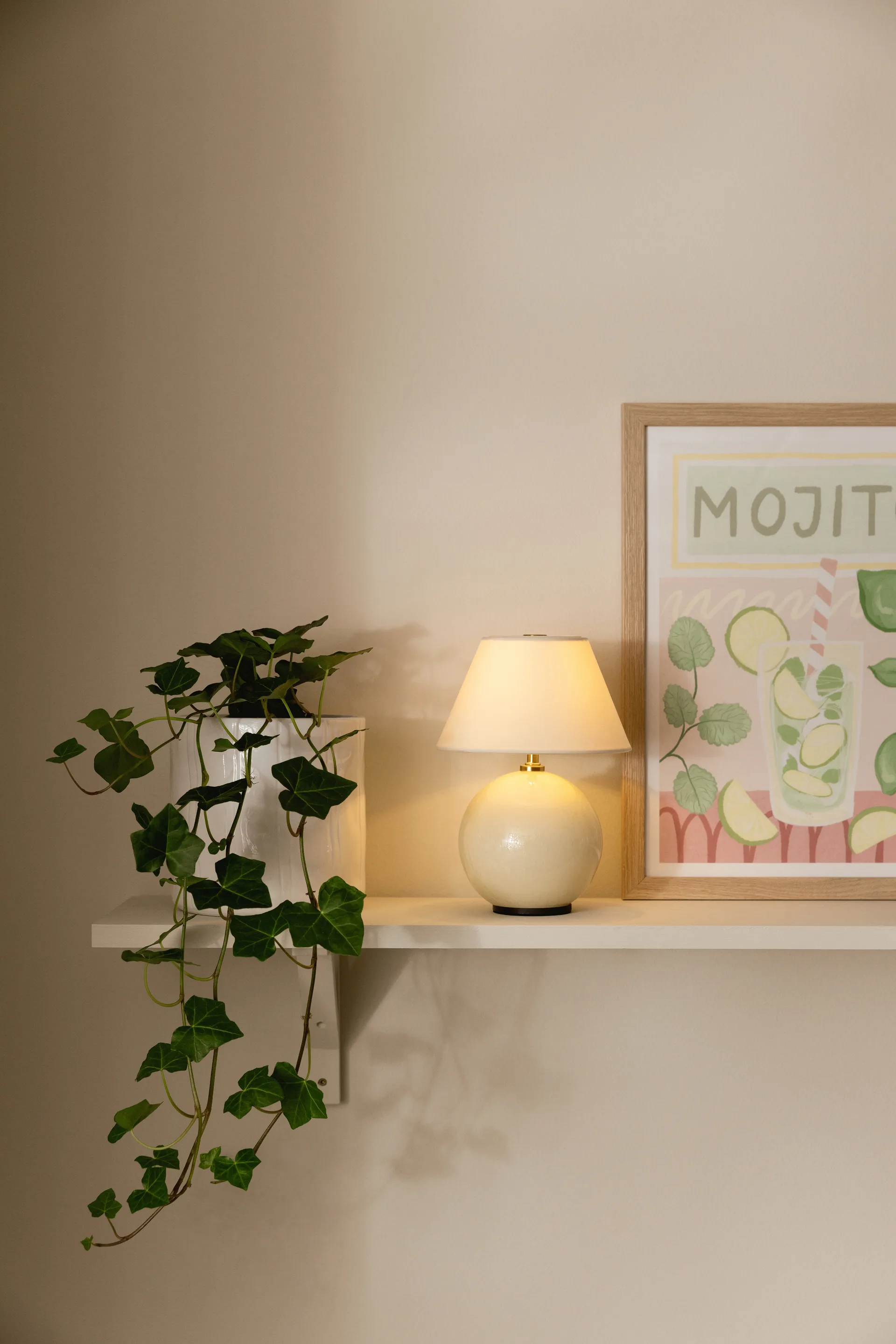 Iris 16 portabel bordlampe, Creme Globen Lighting