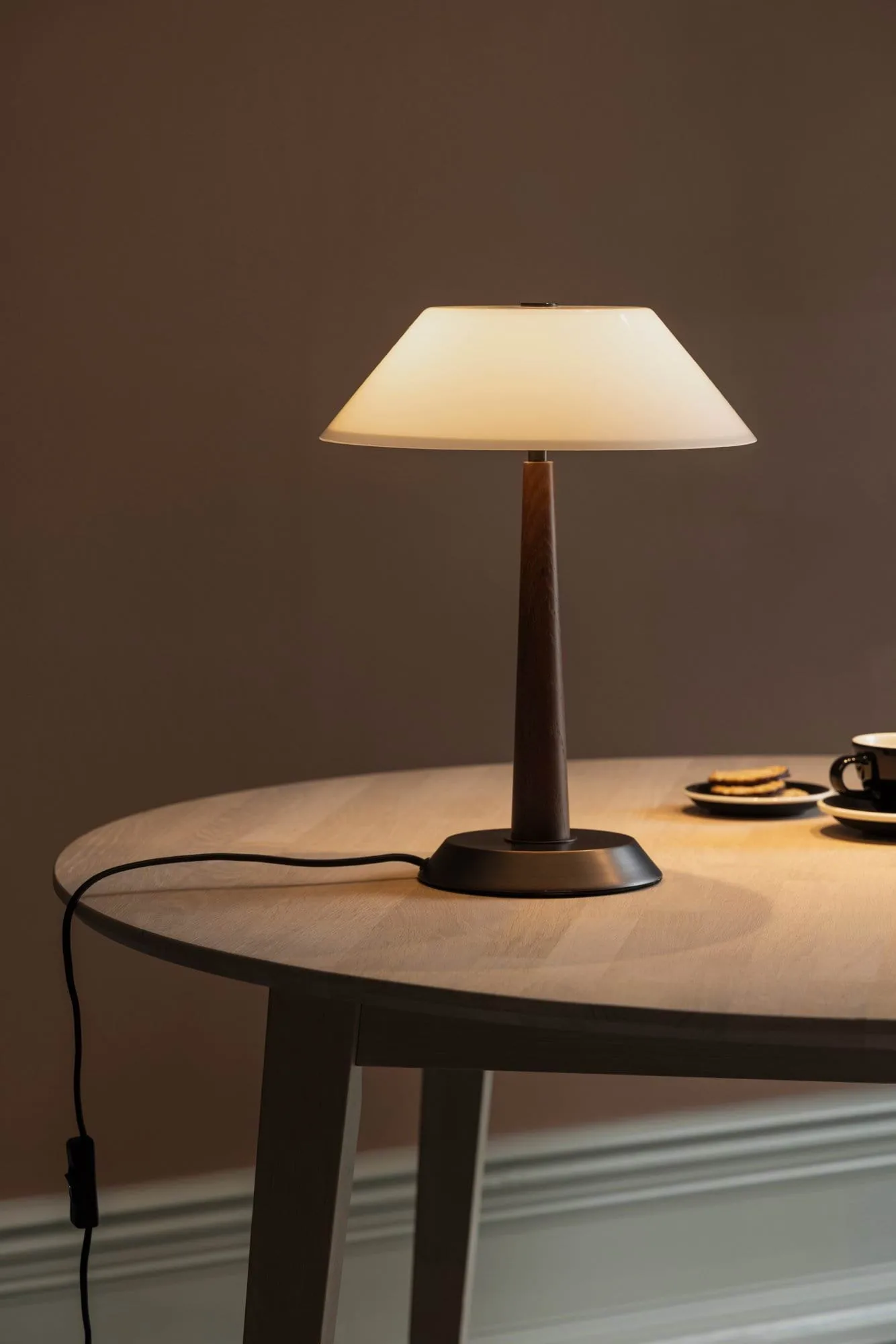 Ligna bordlampe, Brunbejdset, Ø29x39,2 cm Globen Lighting