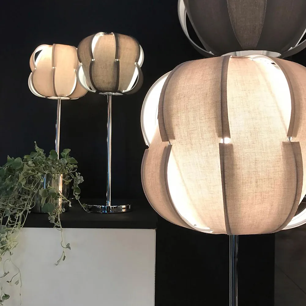 Pavot 25 bordlampe, beige, understel i krom Globen Lighting