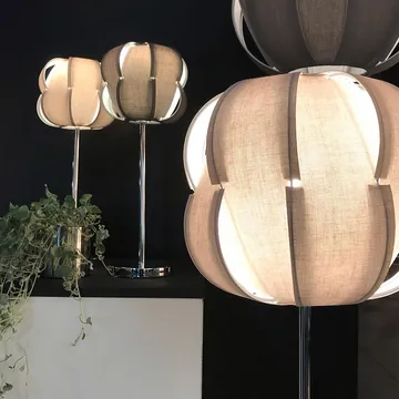Pavot 25 bordlampe - beige, understel i krom - Globen Lighting
