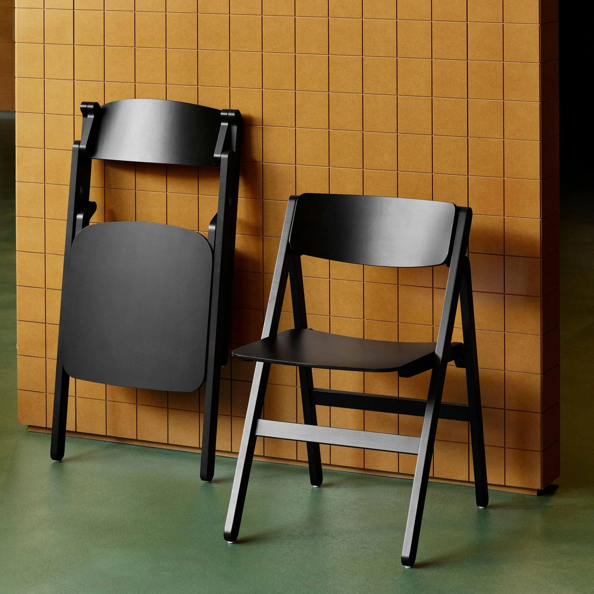 Backflip Chair stol, Anthracite lakeret bøg HAY