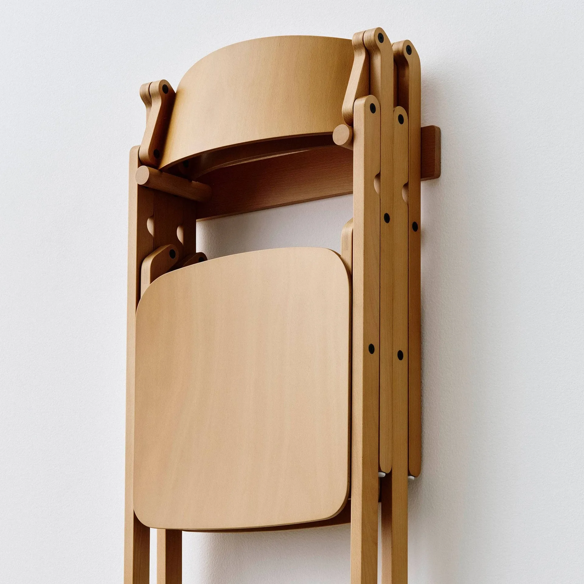 Backflip Chair vægbeslag til stol, Golden lakeret bøg HAY